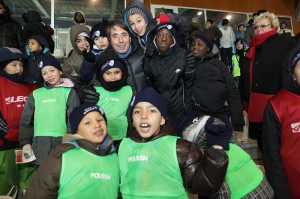 Michel Destot entourés de jeunes des écoles de football de Grenoble