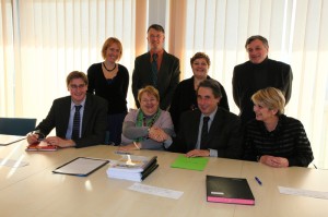 Signature du contrat Enfance Jeunesse en présence de Madame Michèle Couvert, Président de la CAF de Grenoble, d'Olivier Noblecourt, Vice président du CCAS, d'Hèléne Vincent, de Céline Deslattes et de Paul Bron.