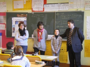 En présence de Christine Crifo, Michel Destot a rendu visite aux élèves de la classe de CM² de l'école Jules Ferry de Fontaine