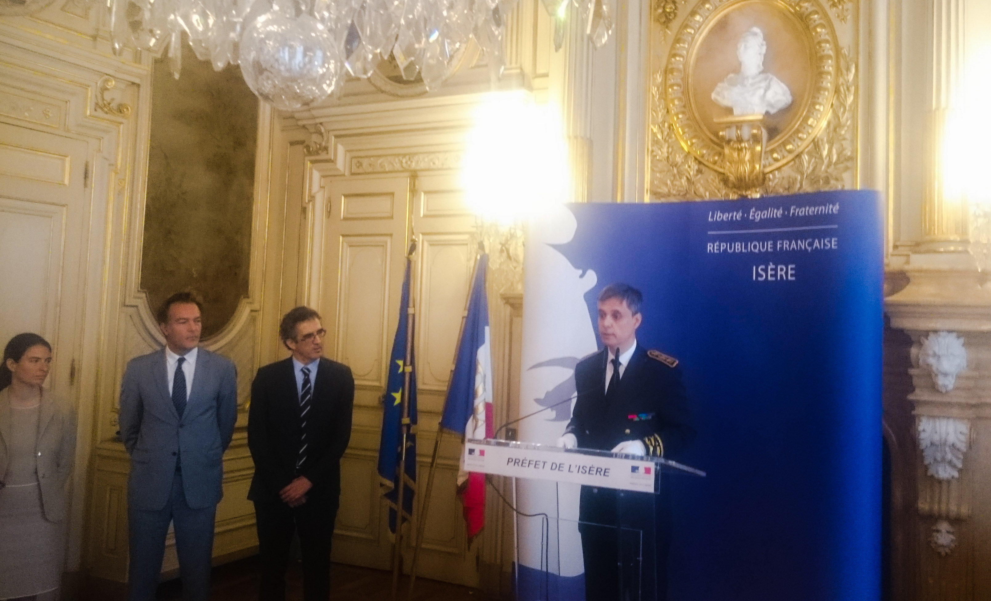 Lors du discours dans les salons de le Préfecture